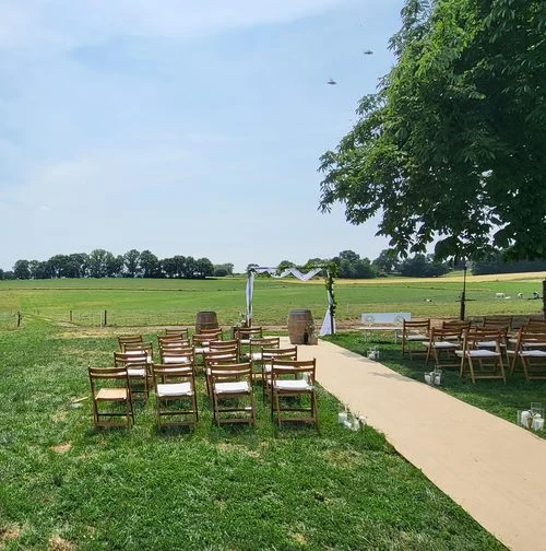 Stoelen en loper voor een ceremonie in het gras