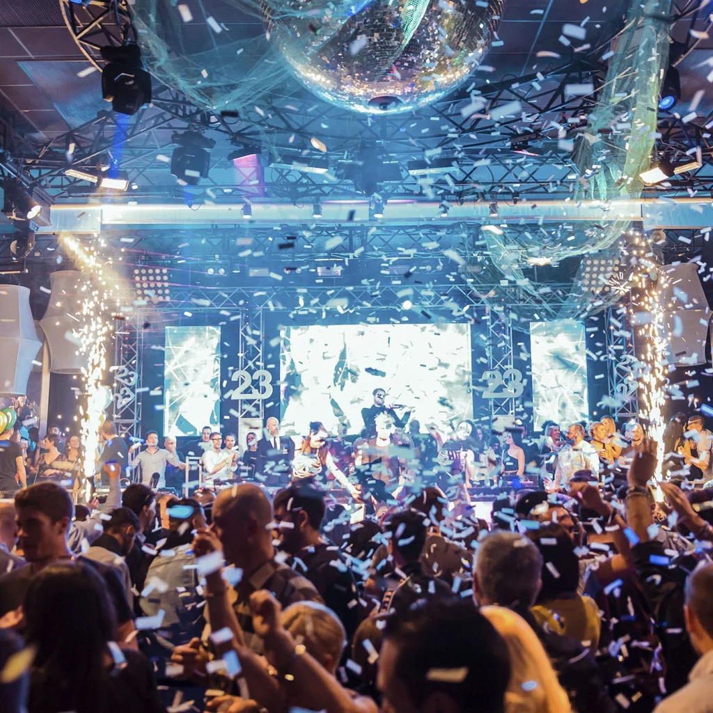 Feest met confetti in een volle zaal