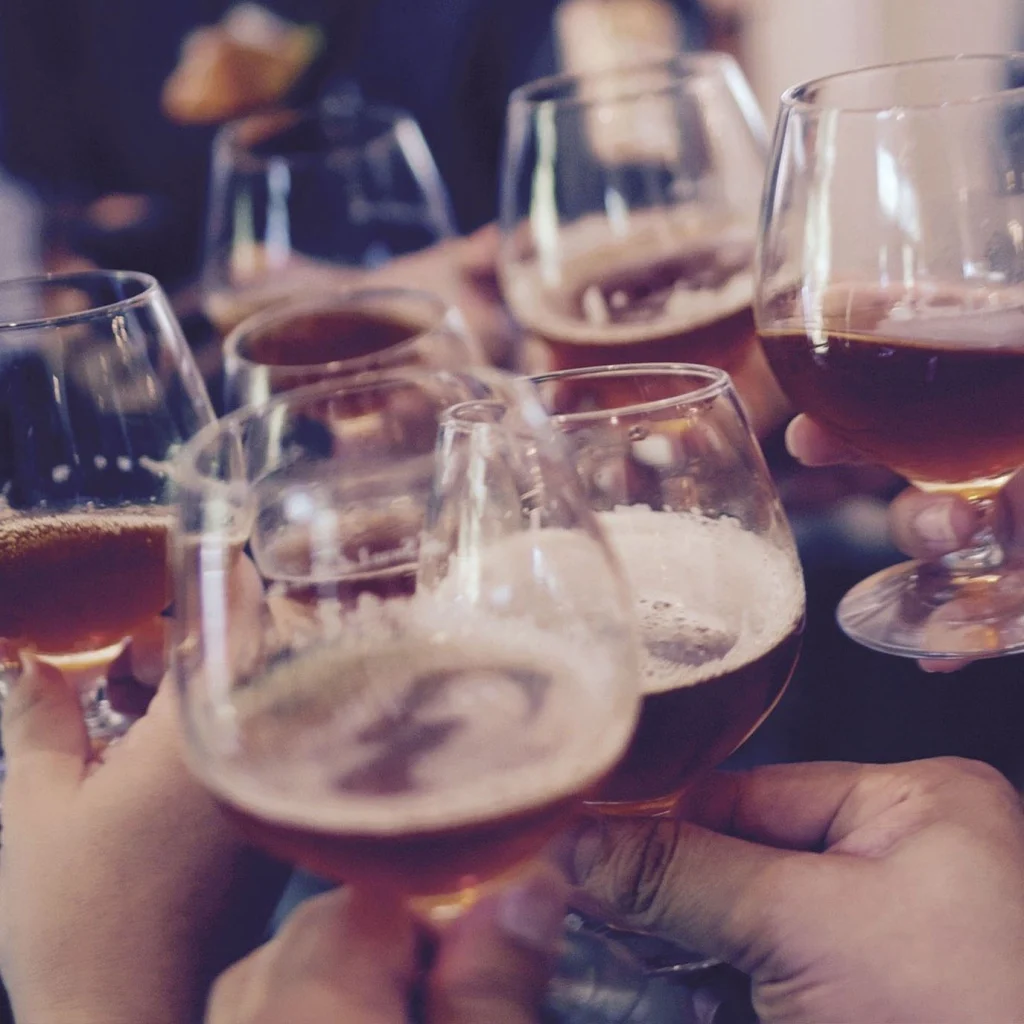 Gasten die proosten met een glas wijn