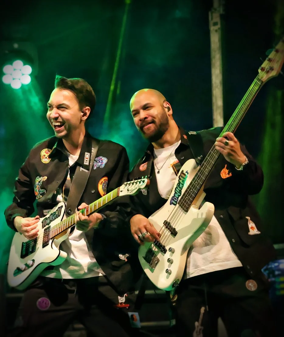 Twee gitaristen van een band op het podium