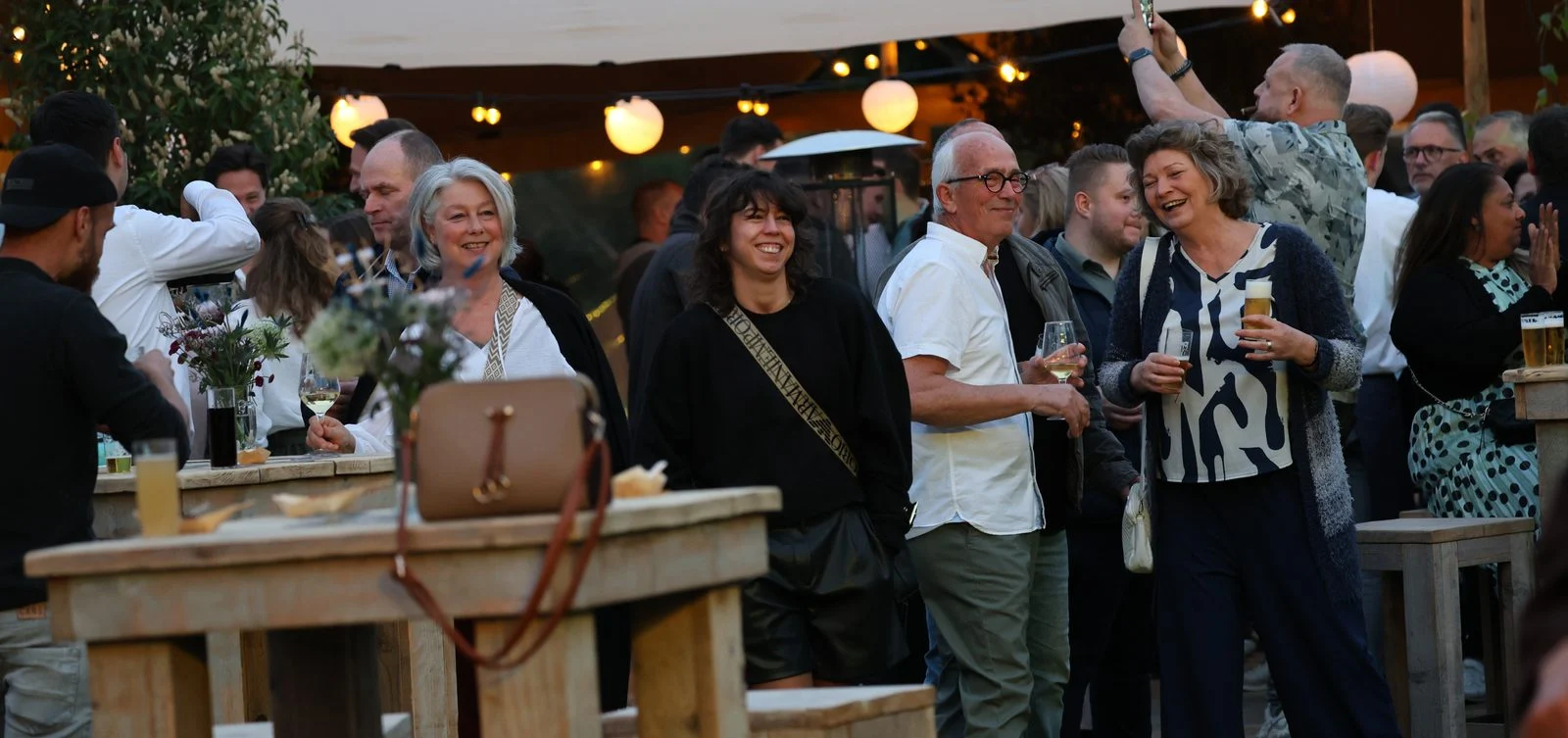 Gasten bij een bar tijdens een feest