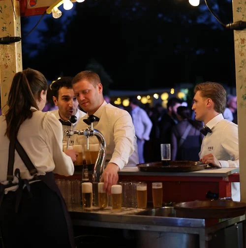 Barpersoneel tapt bier voor gasten