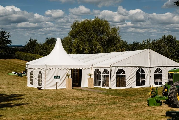 Witte pagodetent in een weiland