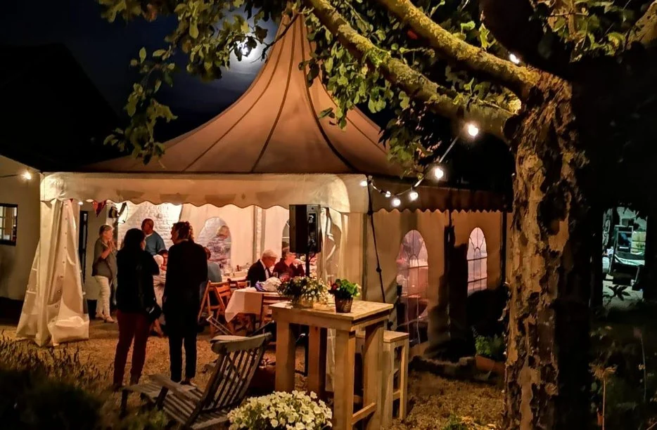 Verlichte pagodetent in de avond