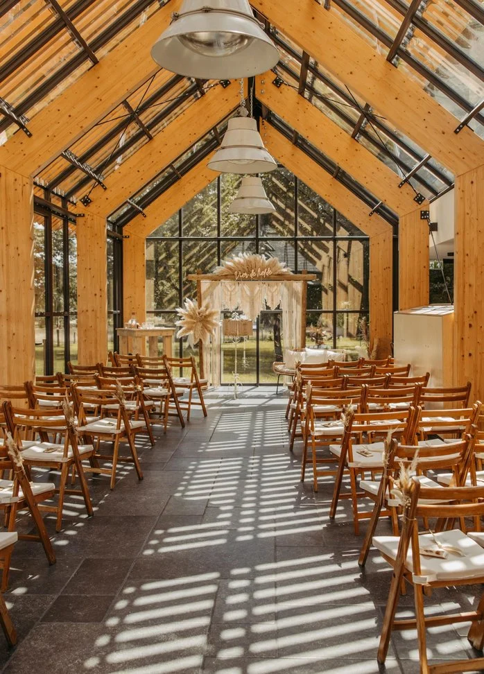 Stoelen in een orangerie