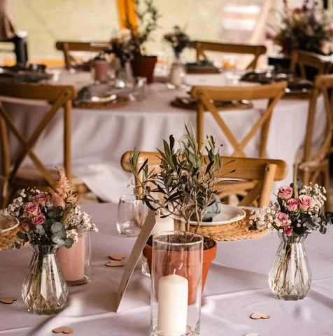 Tafel met bloemen en kaarsen