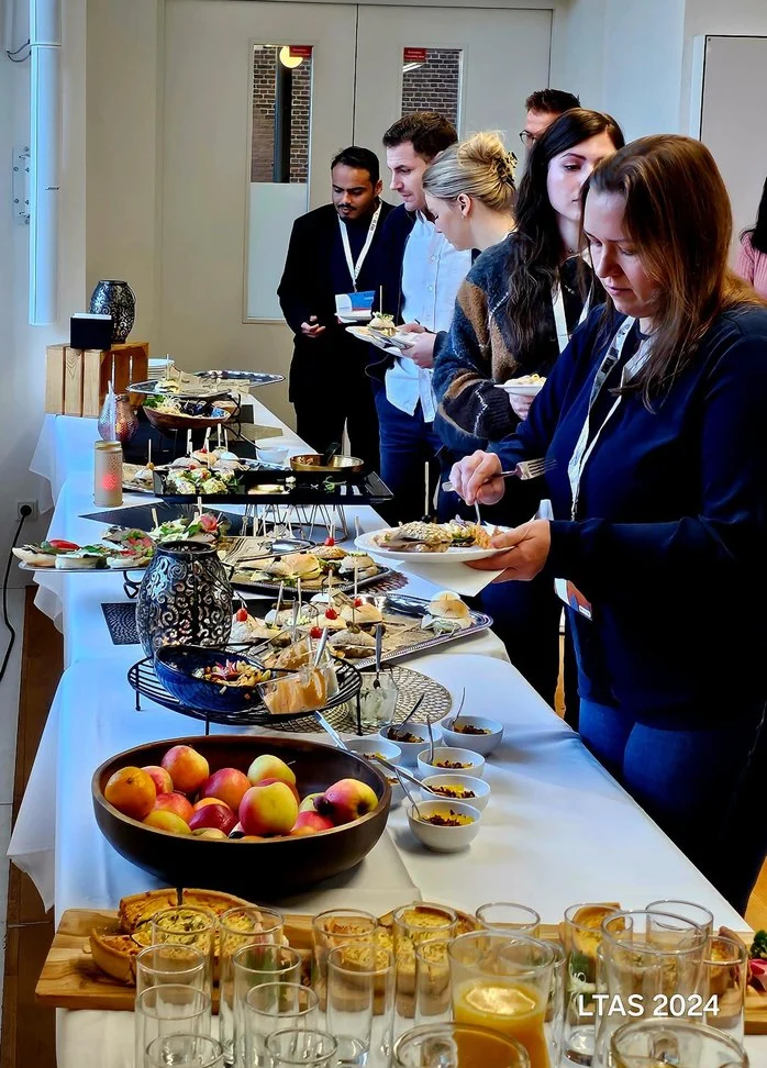 Gasten bij een lunchbuffet