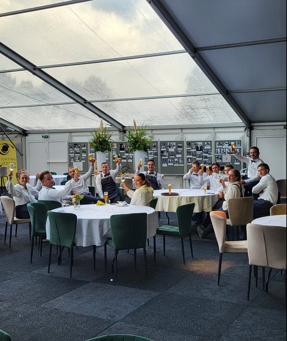 Tent met ronde tafels en gasten