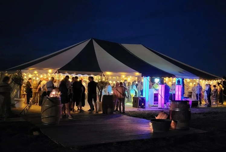 Verlichte feesttent in de avond