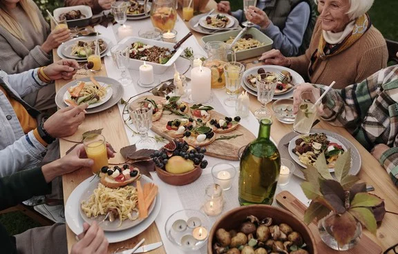 Gasten delen gerechten aan een feestelijke tafel