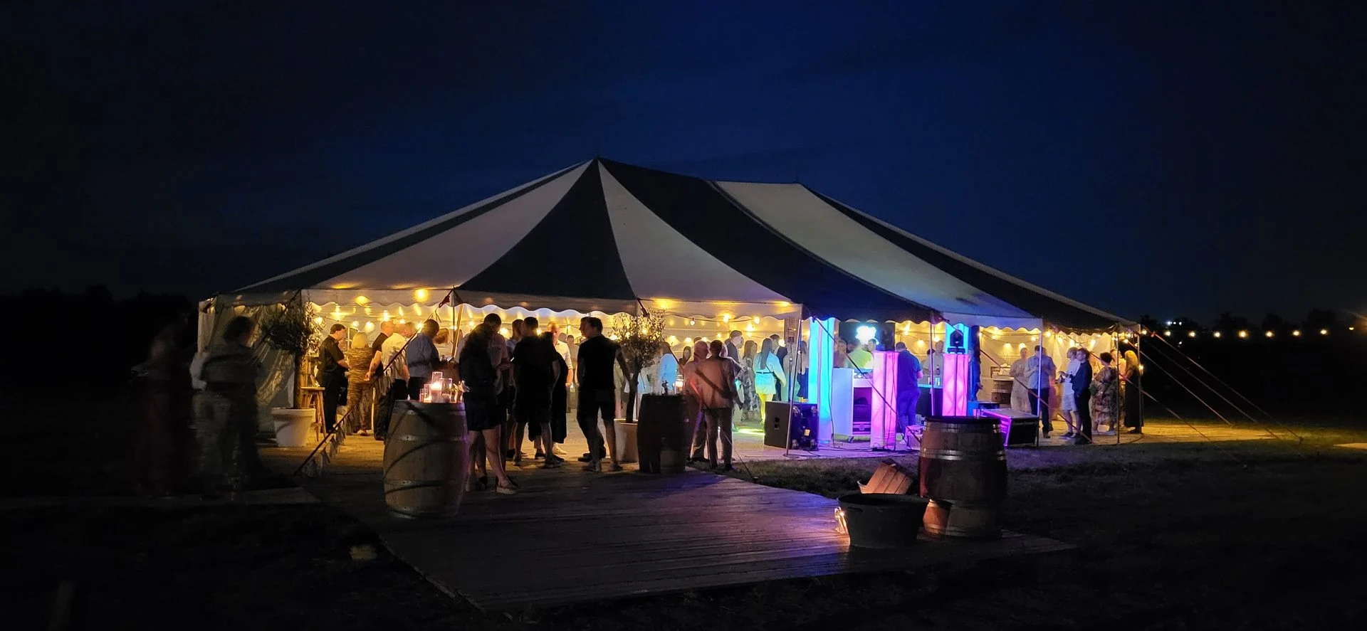 Verlichte partytent in de avond