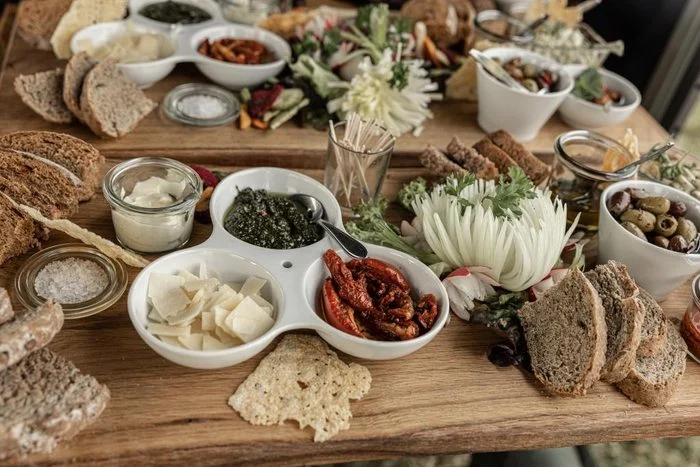 Plank met brood, dips en olijven