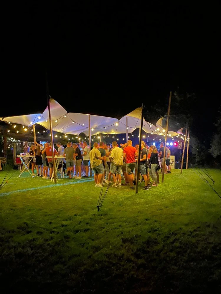 Verlichte stretchtent in de avond