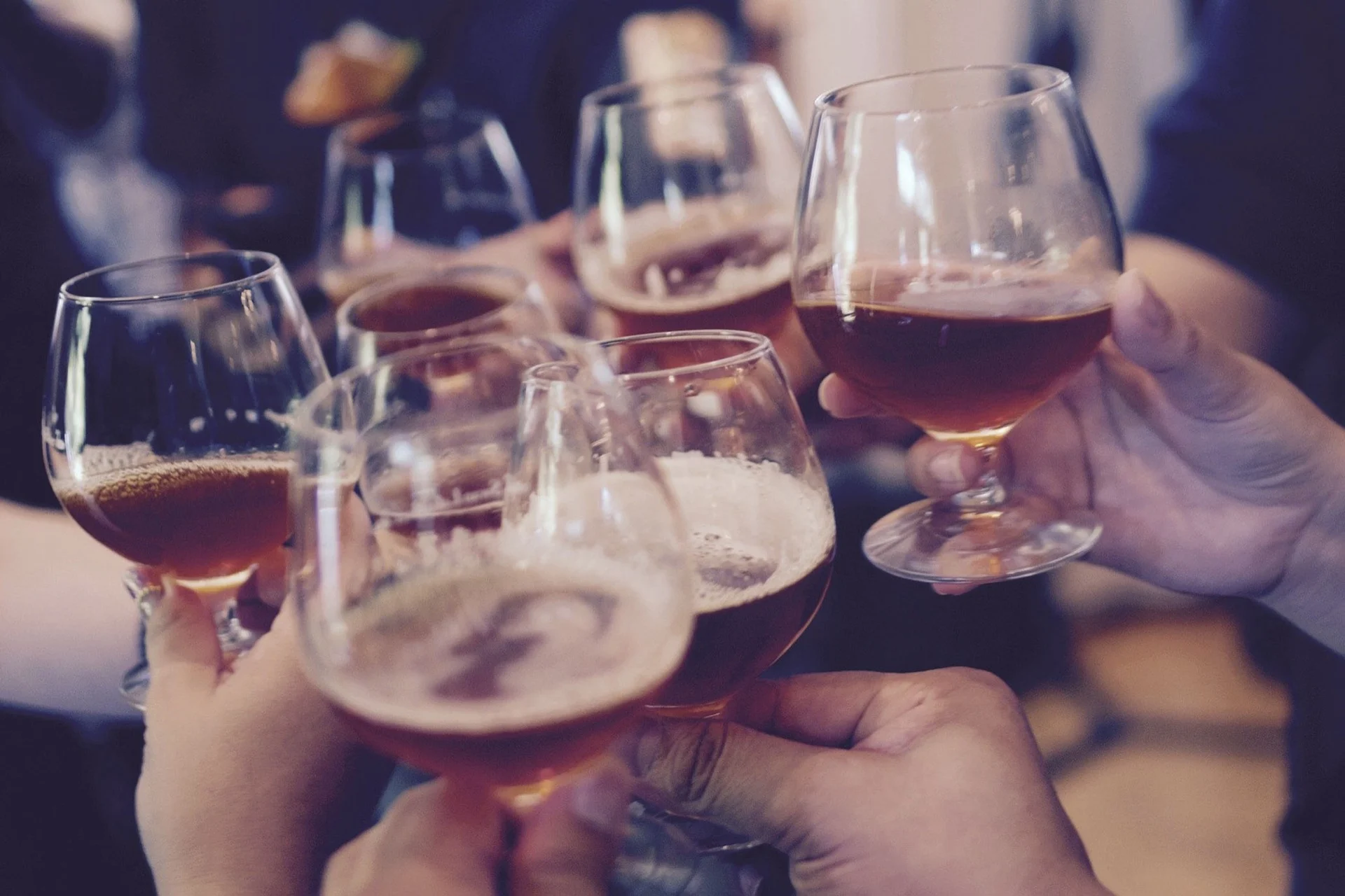 Proostende glazen bier