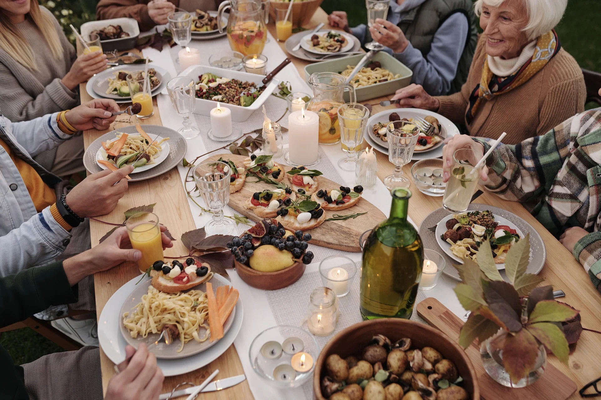 Gasten delen gerechten aan een feestelijke tafel