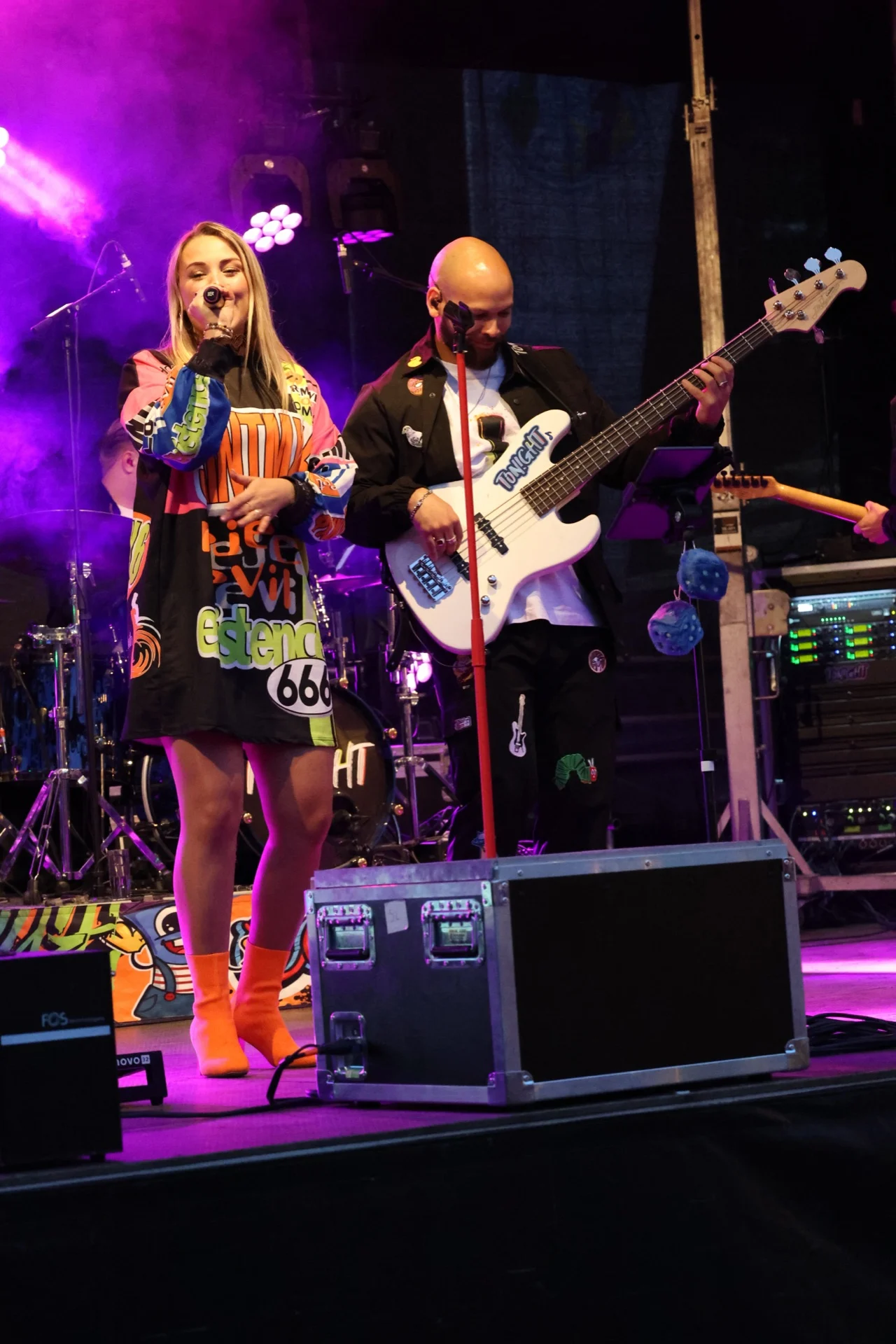 Band met zangeres en gitarist op een podium
