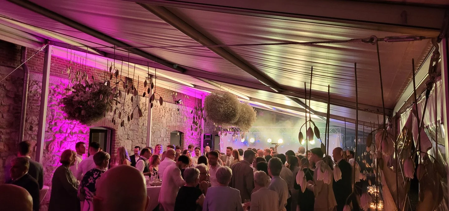 Feest in een versierde tent