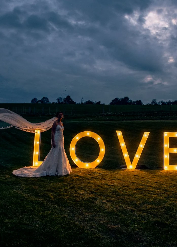 Bruidspaar bij verlichte LOVE-letters