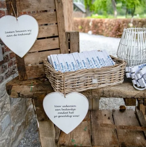Houten kist met hartjes en kaartjes