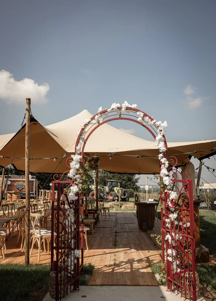 Bloemenboog onder een stretchtent