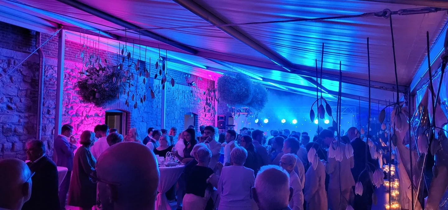 Feest in een tent met blauw licht
