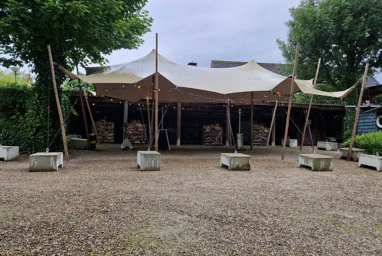 Stretchtent op een grindterrein