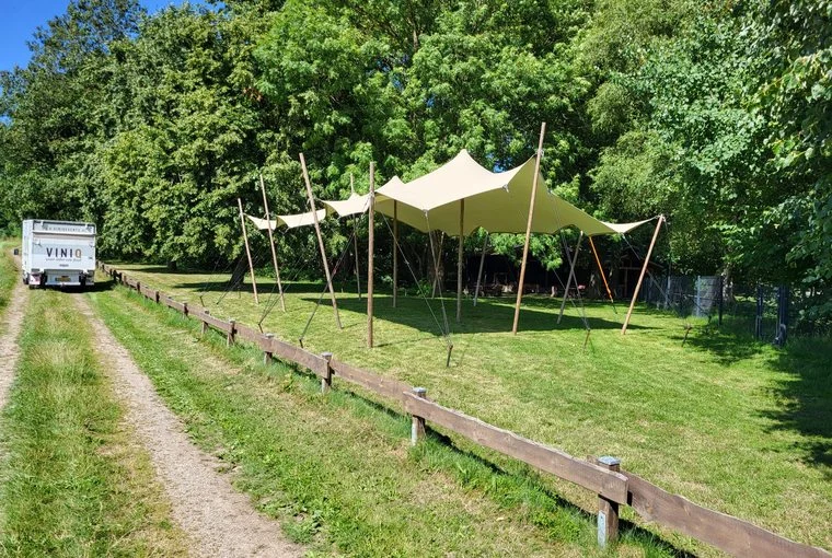 Stretchtent langs een weiland