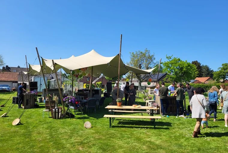 Stretchtent met gasten in een tuin