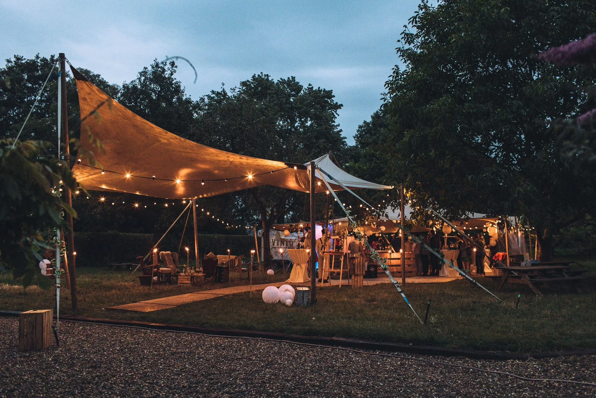 Stretchtent met lichtjes in de avond