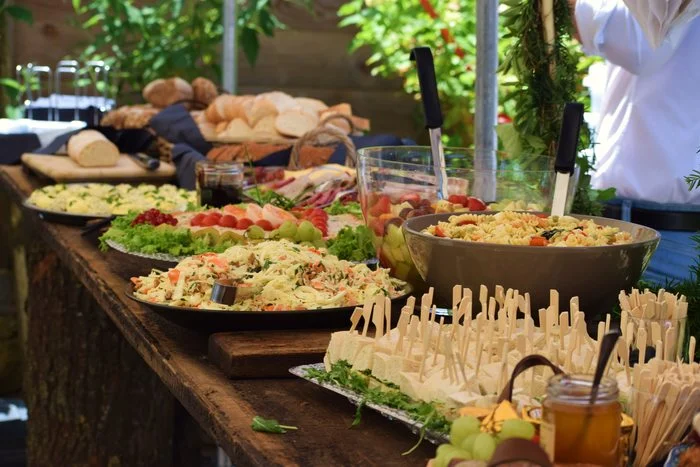 Buffet met salades en hapjes
