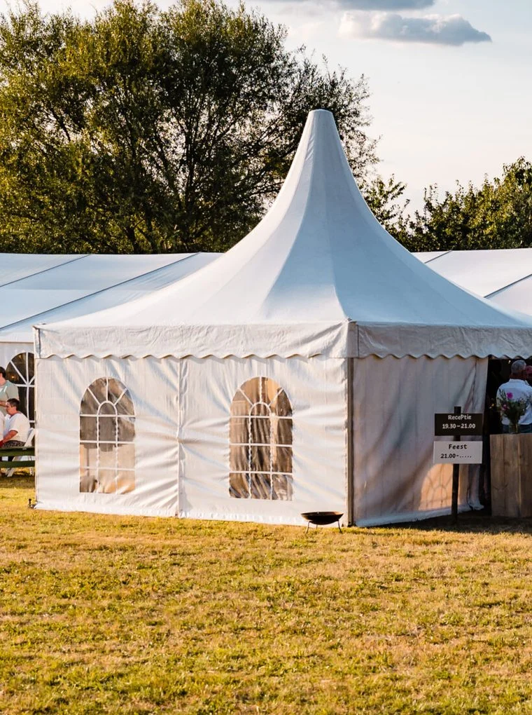 Witte pagodetent