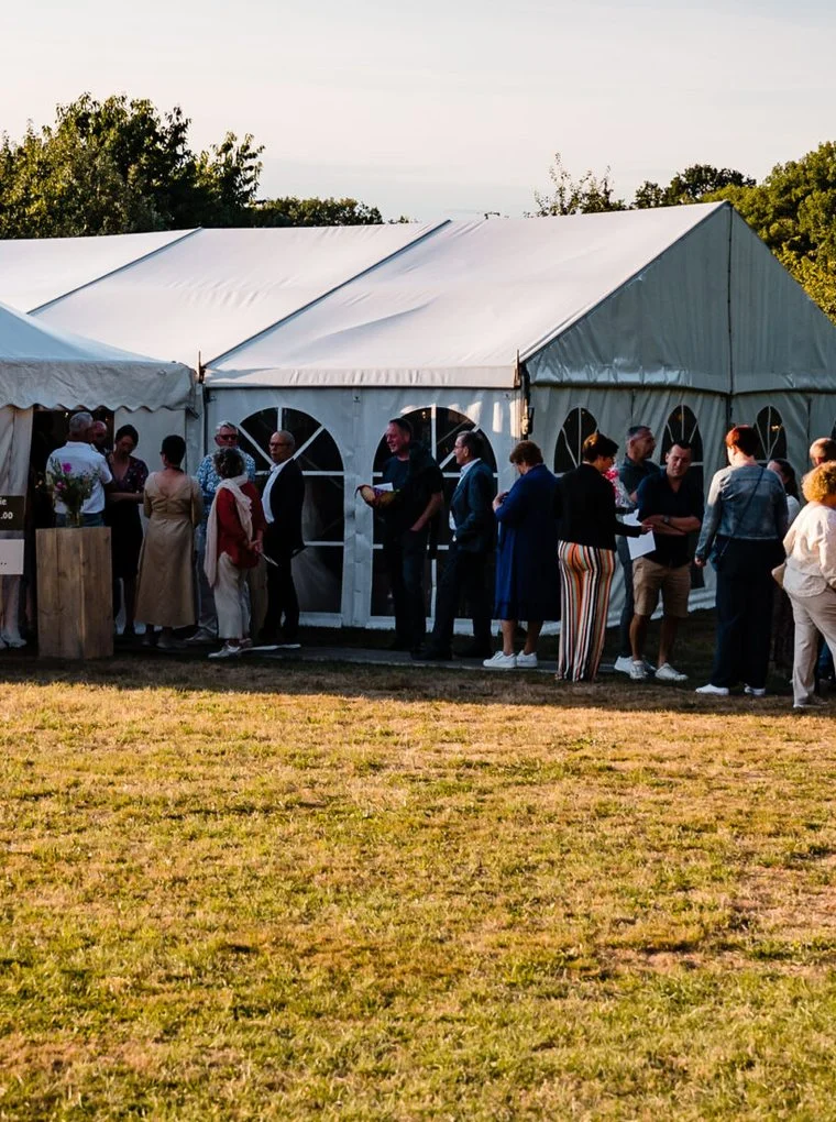 Witte partytent met gasten