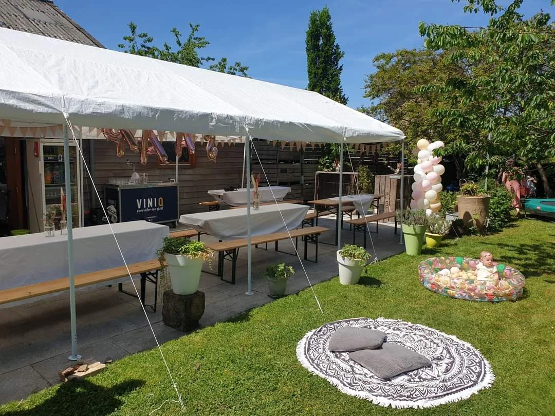 Partytent met biertafels en decoratie