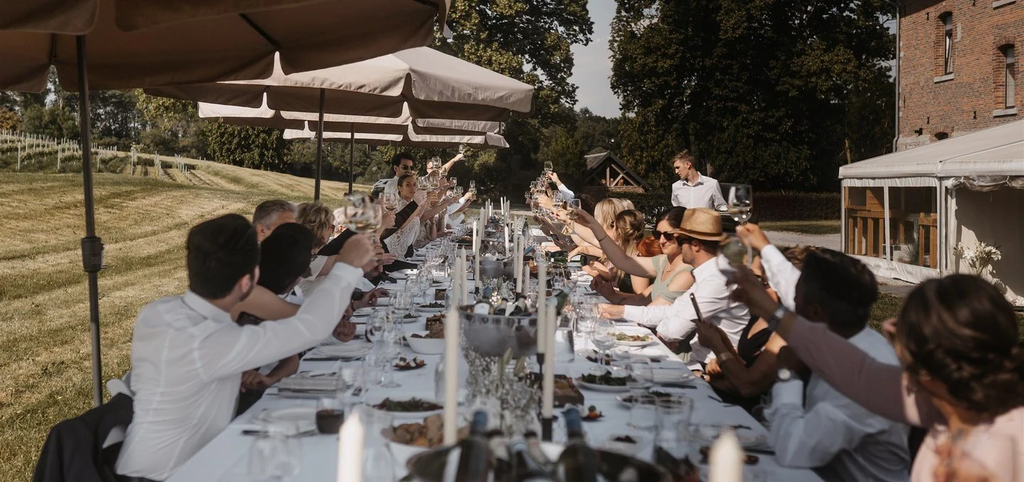 Gasten proosten aan een lange tafel