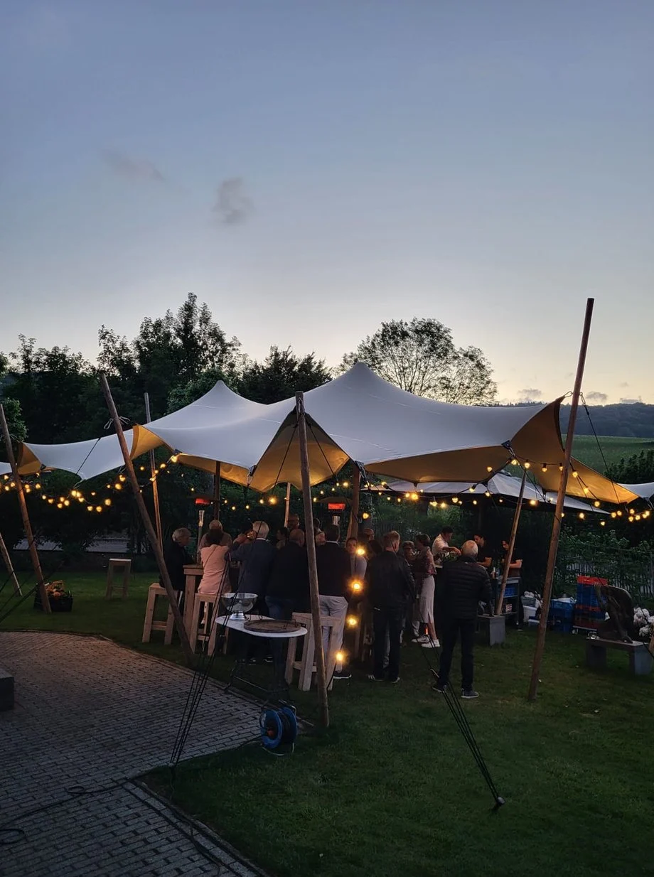 Stretchtent bij schemering