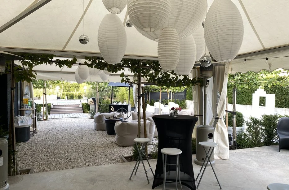 Tent met lampionnen en lounge