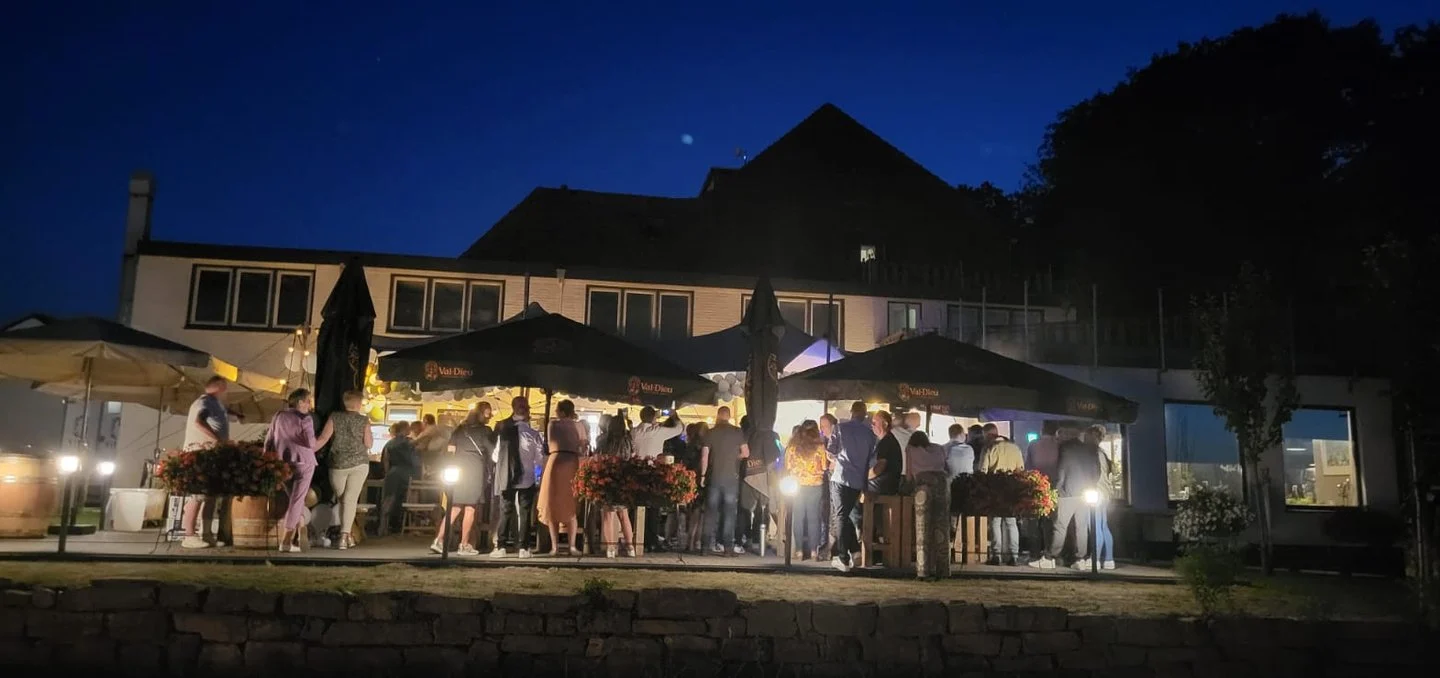 Terras met parasols in de avond