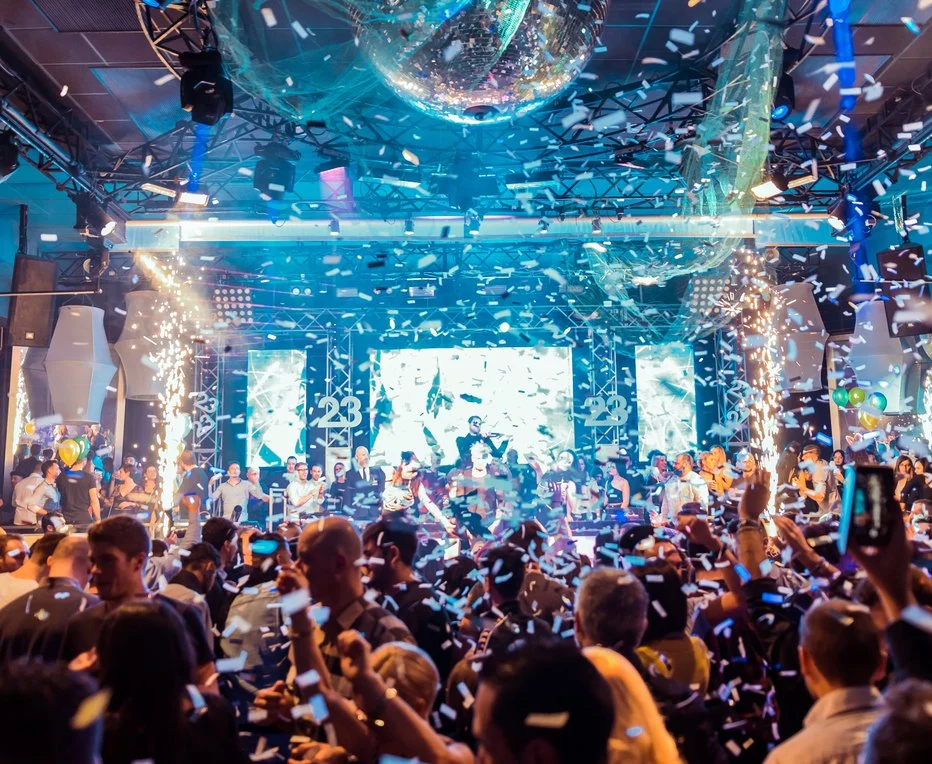 Feest met confetti en discobollen
