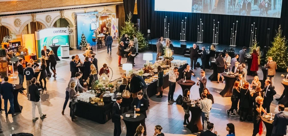 Gasten op een evenement in een grote zaal