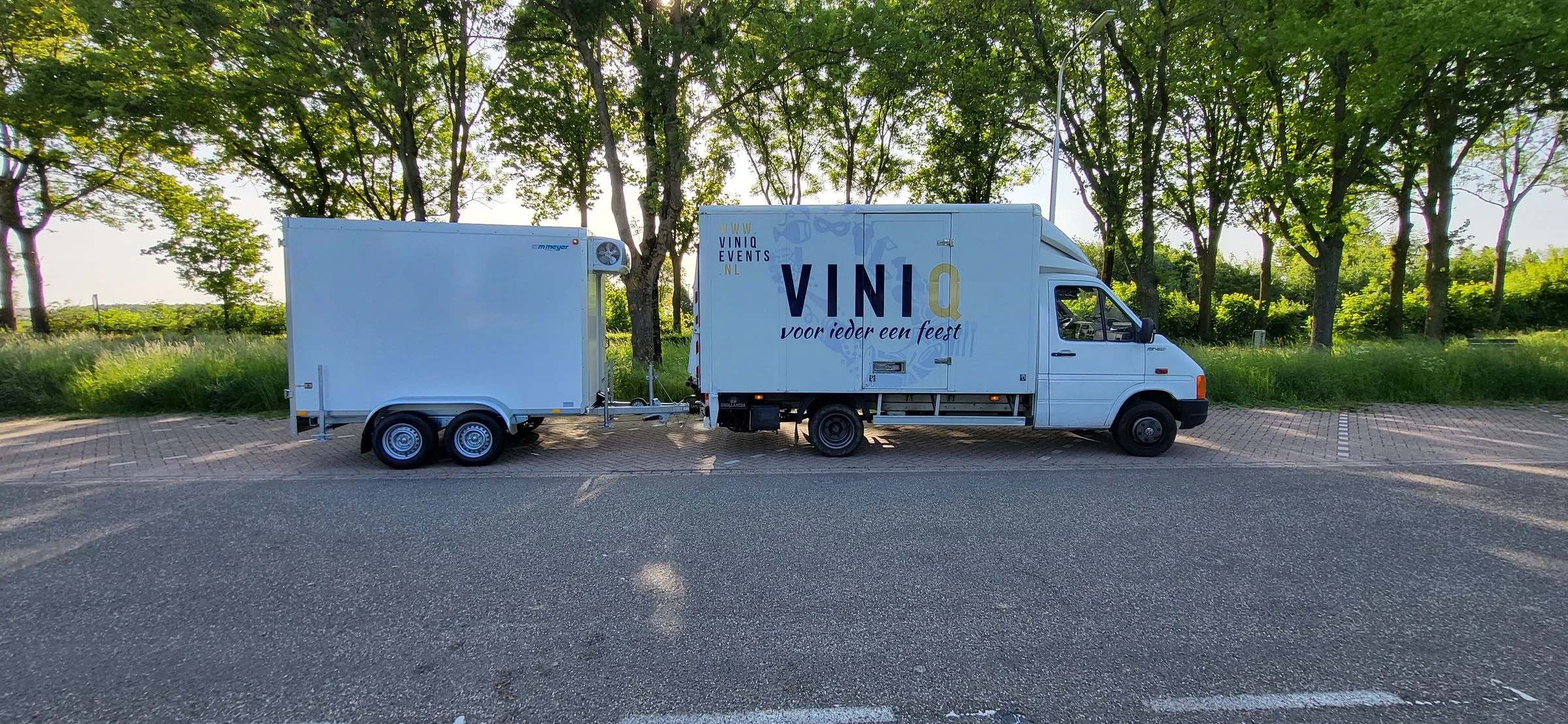 ViniQ-bus met aanhanger