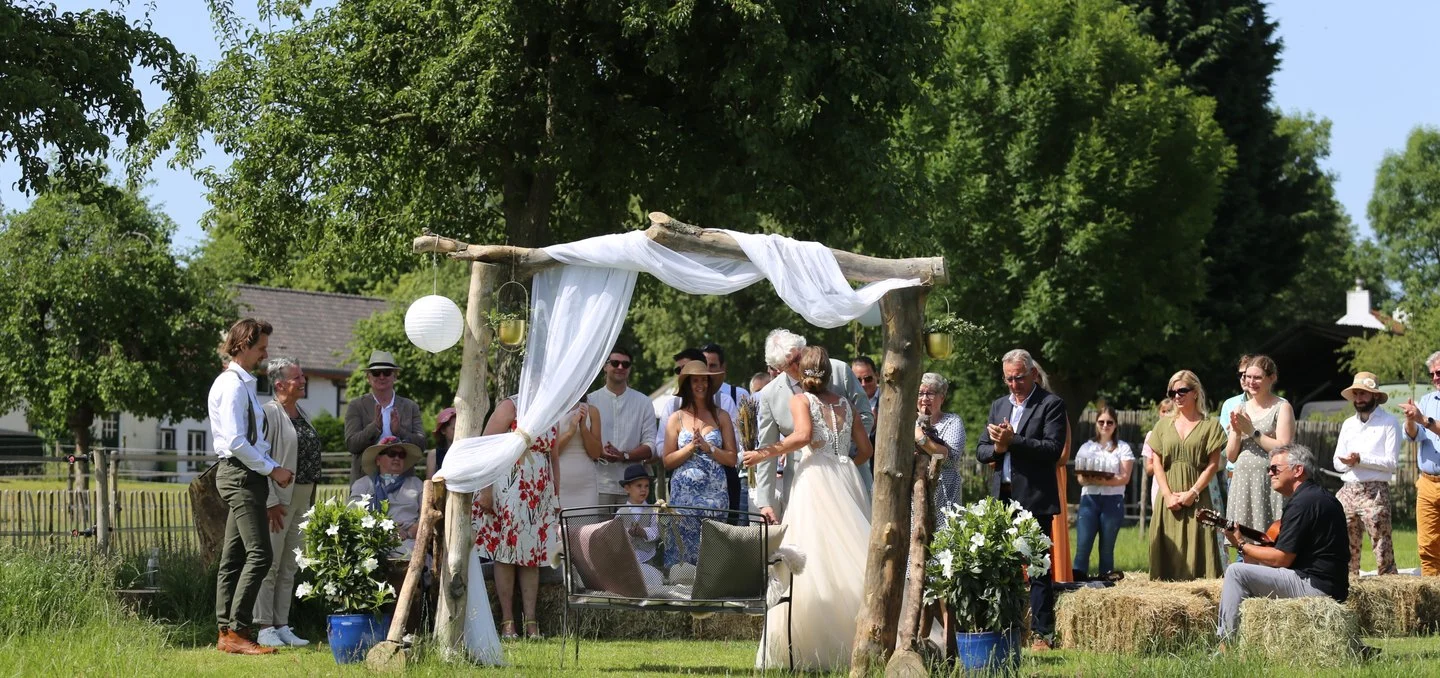 Bruiloftsceremonie bij een boog in de tuin