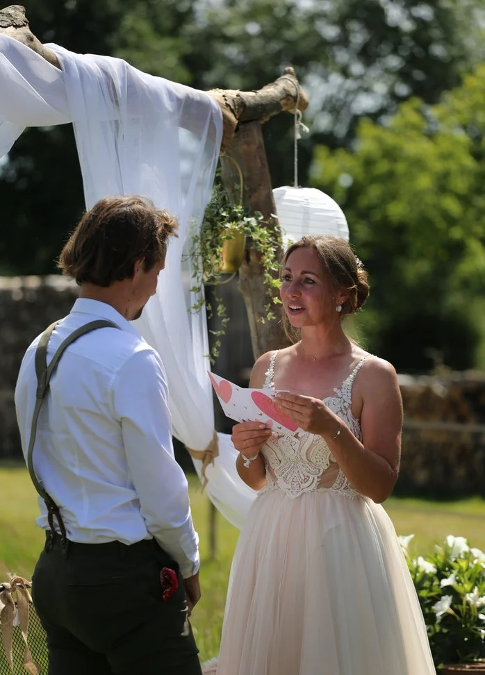 Bruid en bruidegom tijdens de ceremonie