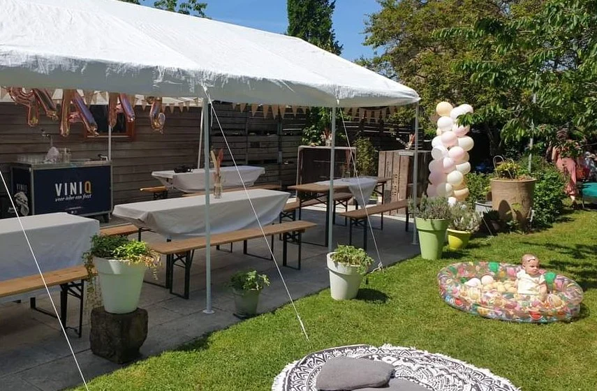 Partytent met biertafels en decoratie